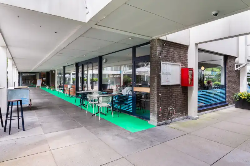 Prachtig handelspand met veel RUIMTE EN ETALAGE, gratis parking! TOPlocatie Patio Donk! foto 2
