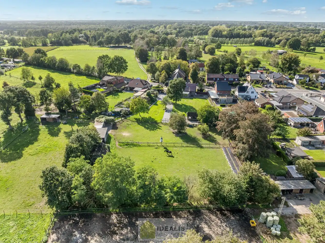 IDEALIS VASTGOED – KARAKTERISTIEKE INSTAPKLARE LANGGEVELHOEVE MET 5 SLAAPKAMERS, SFEERVOLLE LEEFRUIMTE EN AANSLUITEND VERANDA MET VOLZICHT OP DE PRACHTIGE TUIN EN ACHTERLIGGENDE WEILANDEN OP EEN PERCEEL VAN MAAR LIEFST 1,6 HECTARE (16.000M²)!! Deze karakteristieke hoeve uit 1904 omvat +- 231m² netto bewoonbare oppervlakte met een sfeervolle woonkamer die uitgeeft op de lichtrijke veranda, aansluitend een goed uitgeruste keuken voorzien van alle comfort, 5 slaapkamers waarvan één gelijkvloers en een badkamer voorzien van douche én dubbel badkamermeubel.. Deze langgevelhoeve biedt een unieke kans voor kandidaten op zoek naar een instapklare woning voorzien van alle comfort, ruimte en een prachtig aangelegde tuin met achterliggende weilanden. foto 36