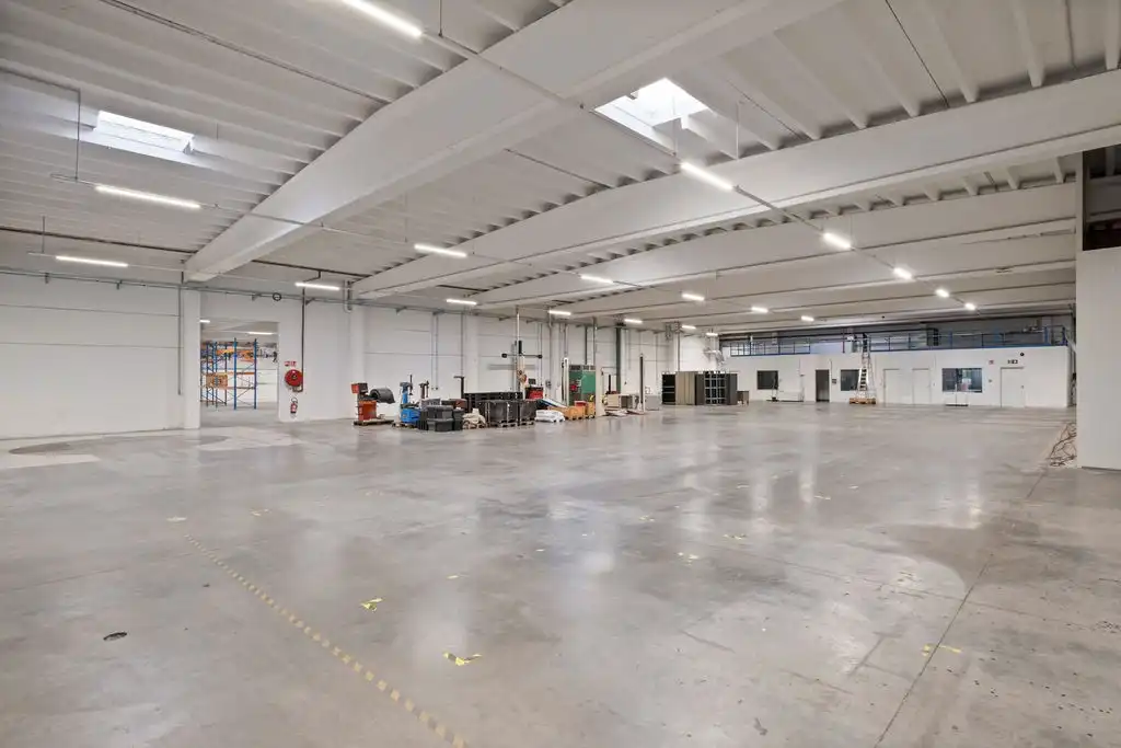 Semi-industrieel bedrijfsgebouw met buitenterrein en optionele all-in kantoren vlak aan de E17 te Deerlijk. foto 6