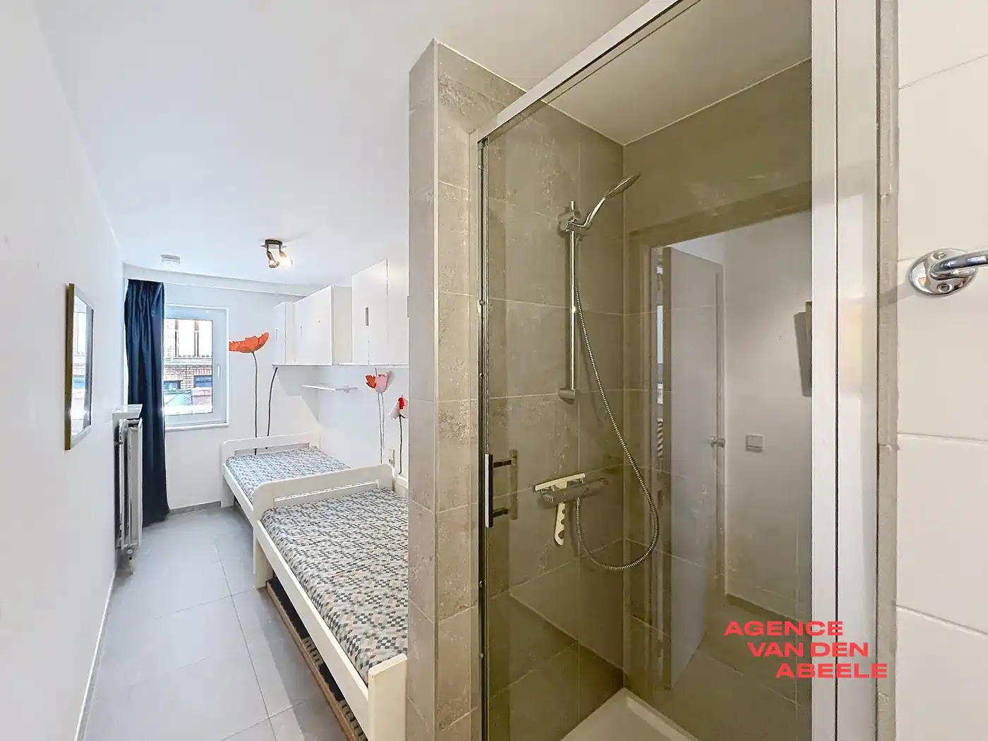 Op een topligging aan de Zeedijk in Duinbergen bevindt zich dit appartement met ongehinderd frontaal zeezicht.  foto 12