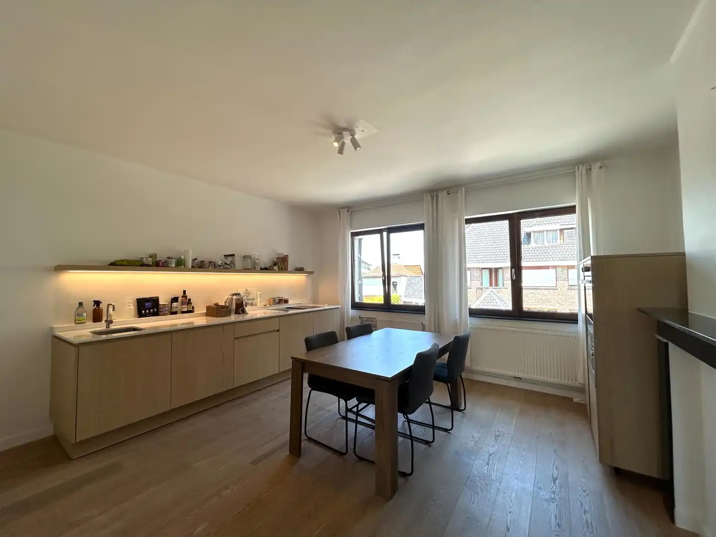 Instapklaar twee-slaapkamerappartement te centrum Tielt! foto 5