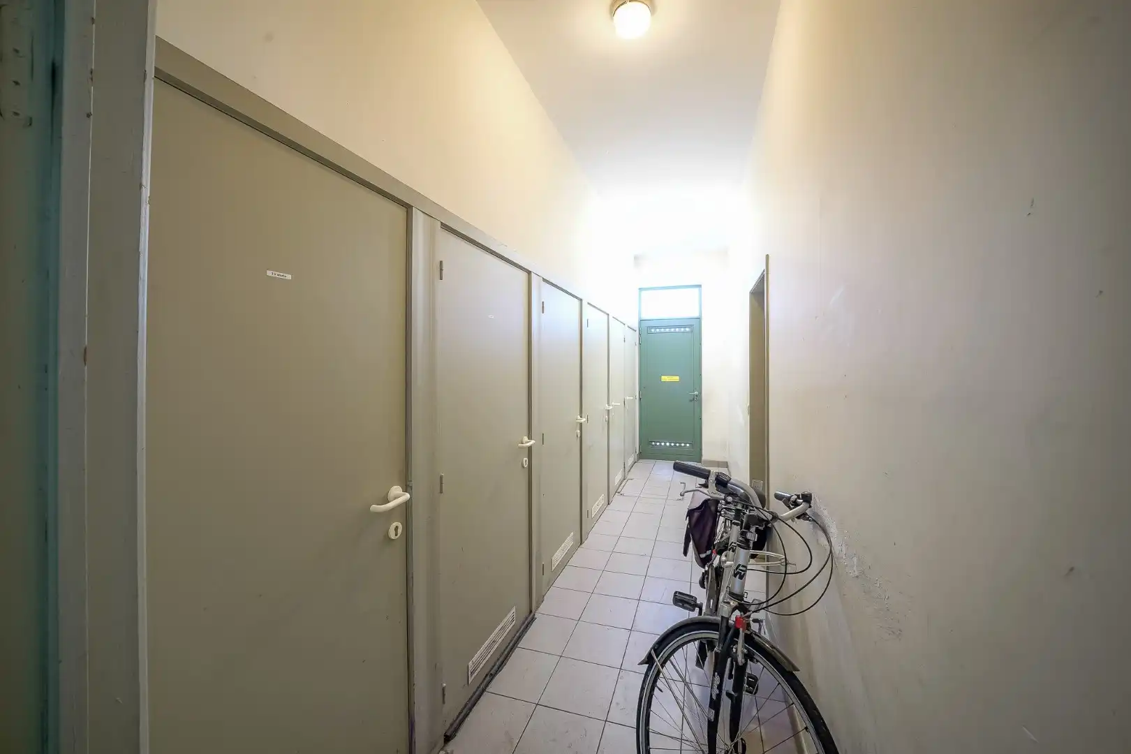 Handelsgelijkvloers met bureauruimte te Oostende foto 10