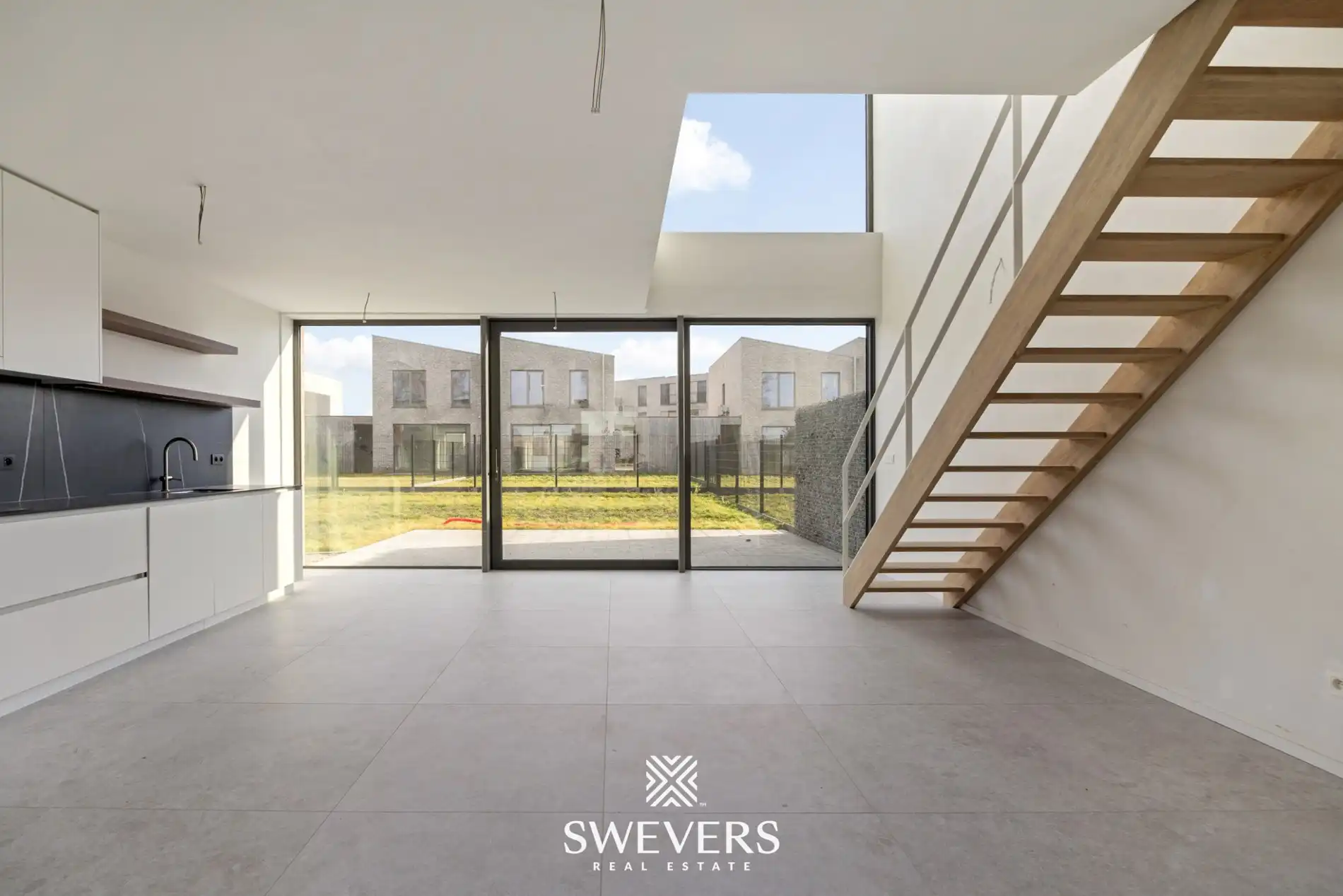 Moderne woning met open leefruimte en tuin foto 11