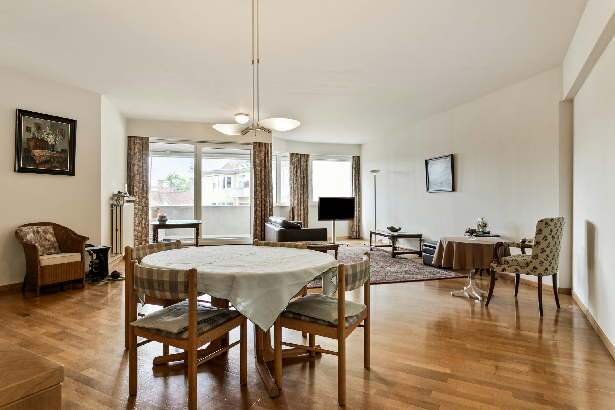 Lichtrijk 2 slaapkamer appartement te koop in Brugge centrum foto 2
