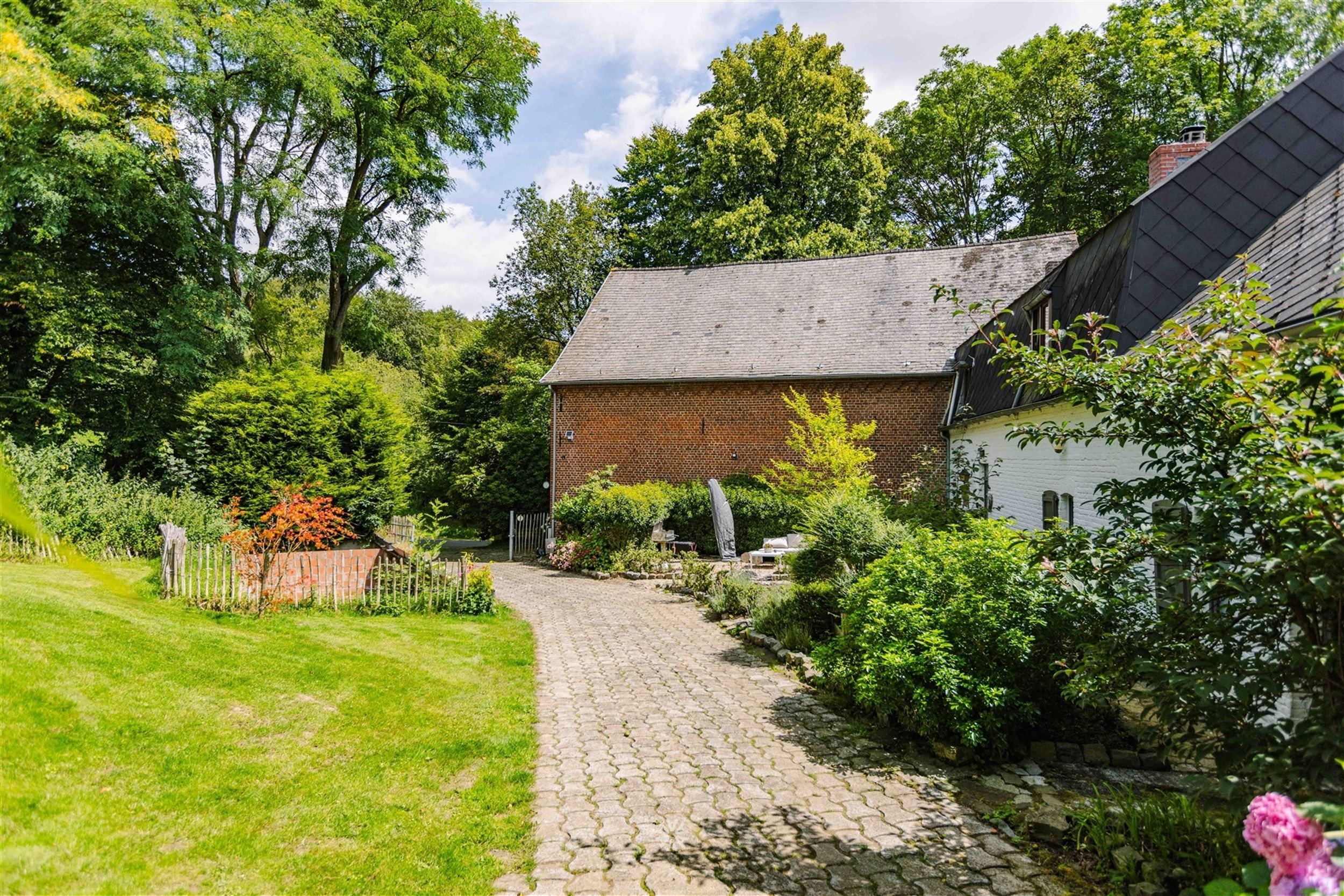 Uniek gelegen landgoed met gite midden de bossen foto 8