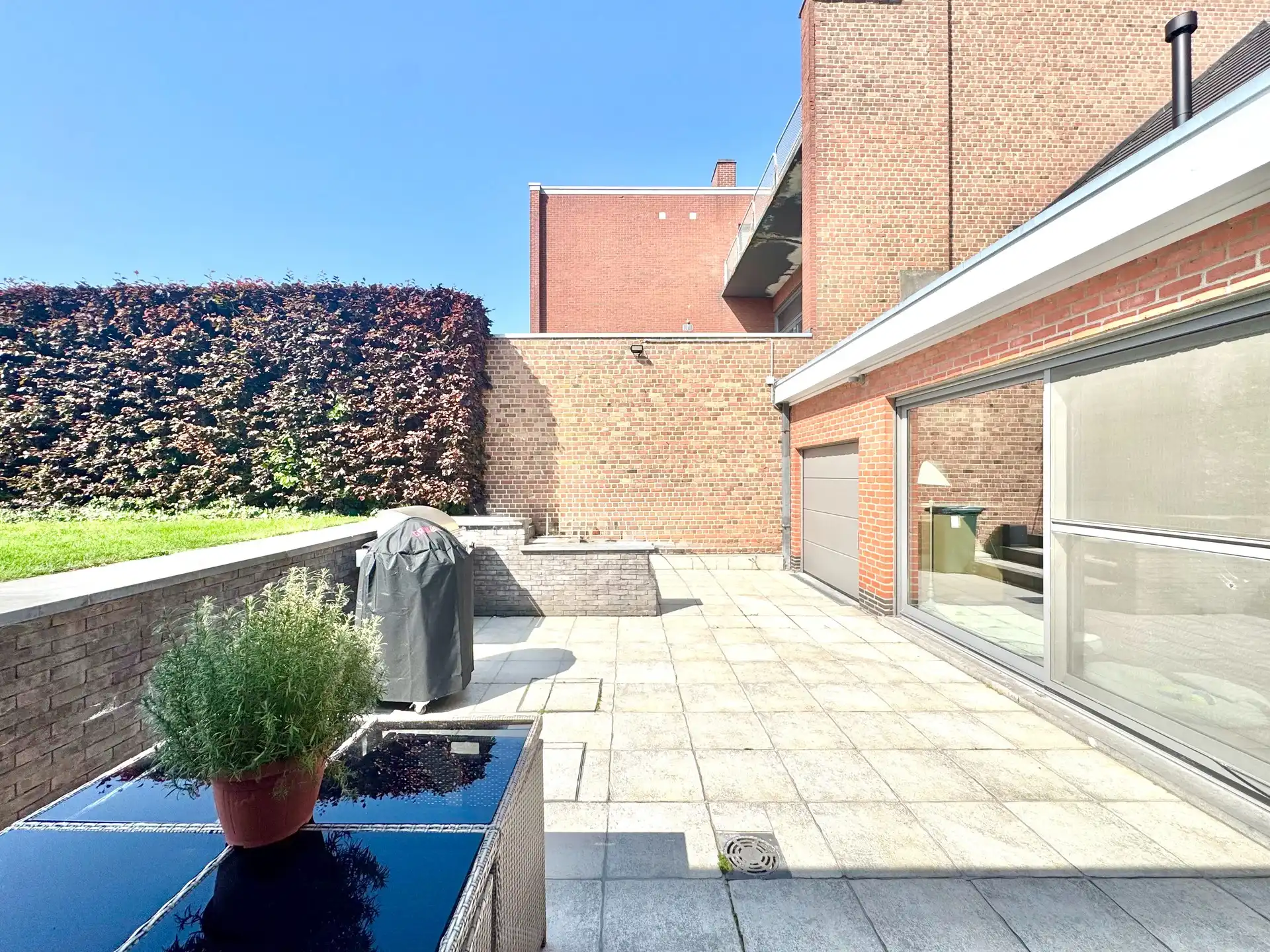 BREDE GEVEL- WOONST| HANDELSGELIJKVLOERS OF KANTOOR| DUBBELE GARAGE | TUIN |1.055 M² foto 6