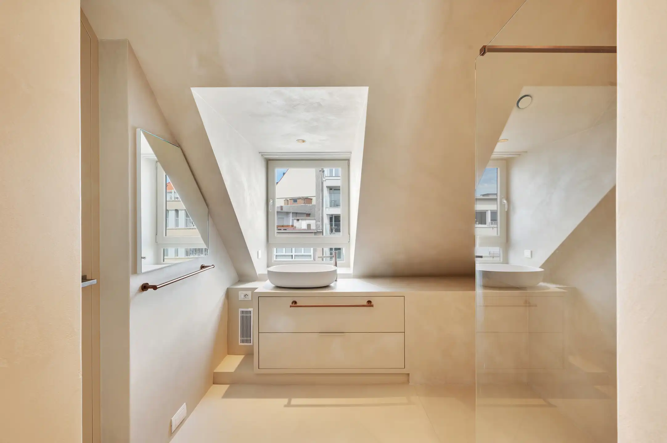 Zonnige penthouse met ruime terrassen en zijdelings zeezicht foto 14