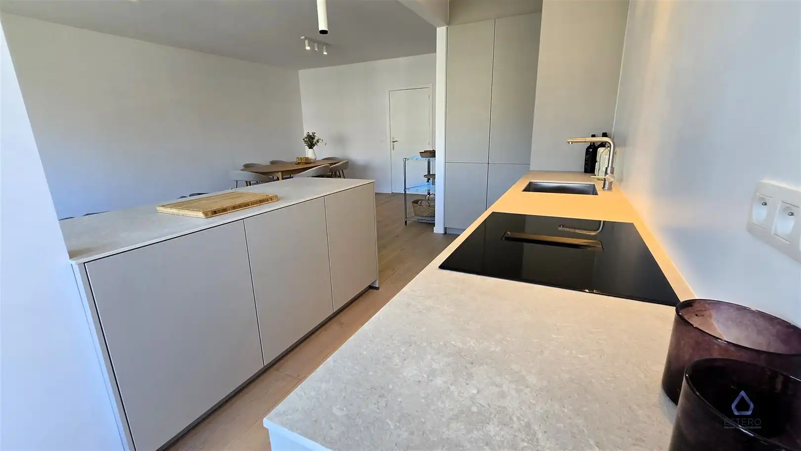 Volledig gerenoveerd met 2 slaapkamers, terras en parking foto 10