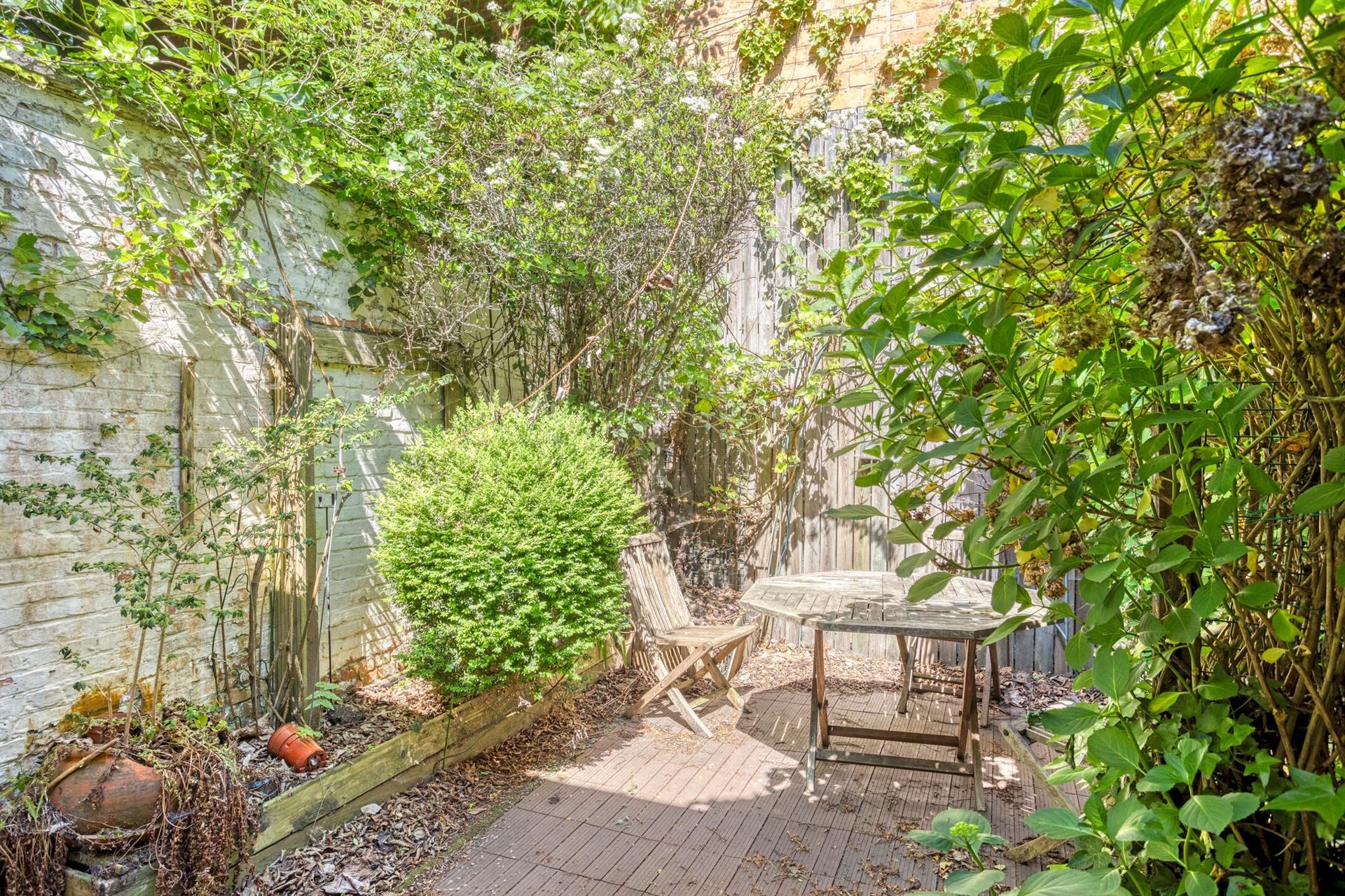 Originele stadswoning met tuin en garage! foto 8