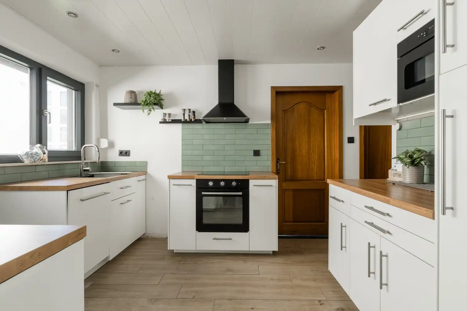 Karaktervolle woning met tal van mogelijkheden in het hart van Neerpelt foto 9