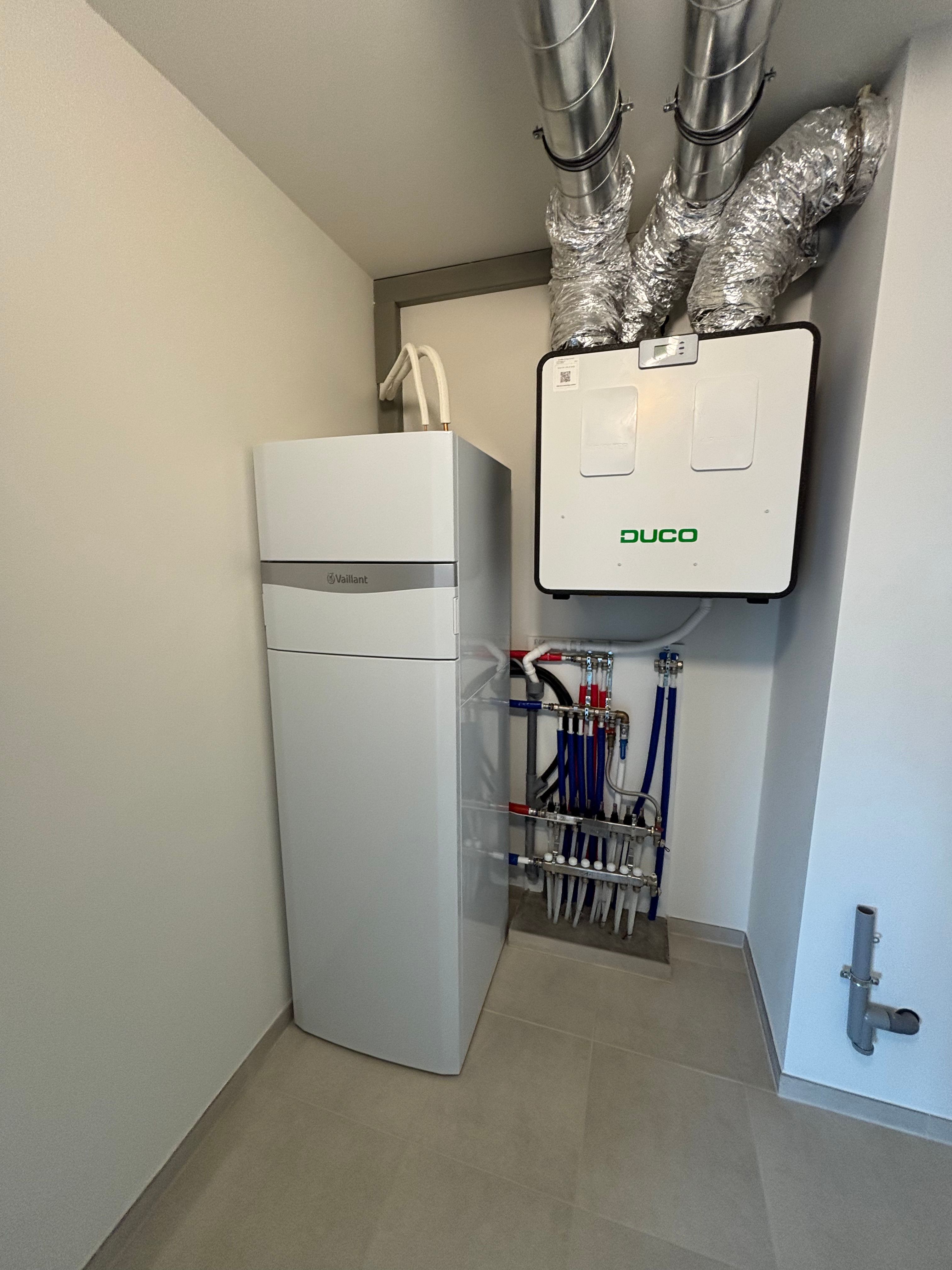 Nieuwbouw 1-slaapkamerappartement met bureau foto 10