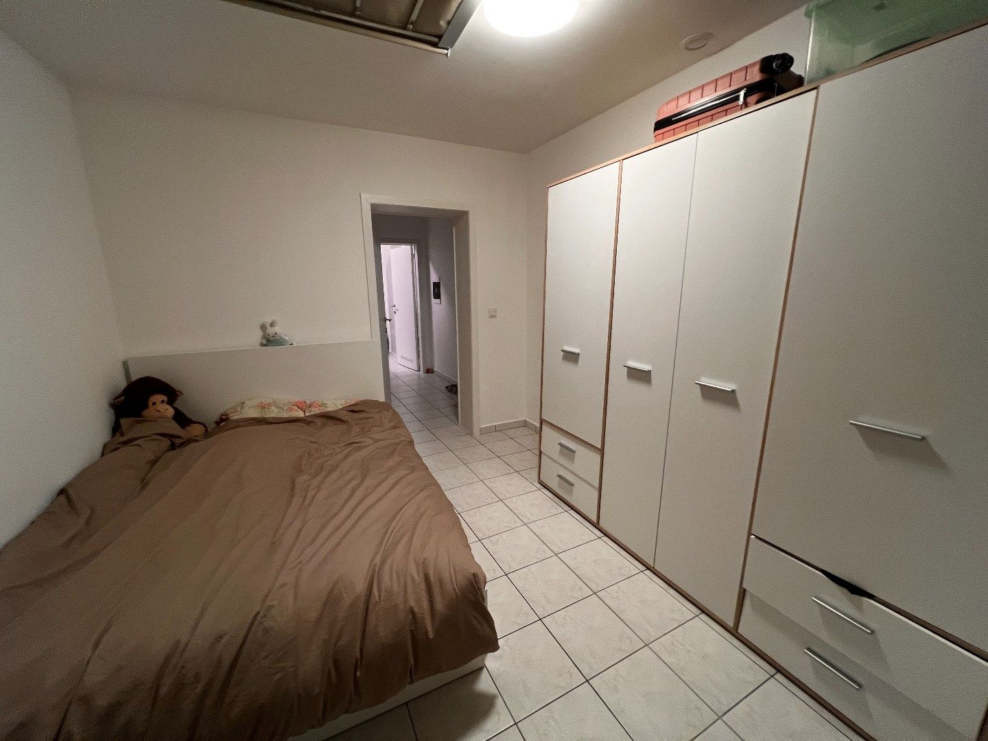 INSTAPKLAAR GELIJKVLOERS APPARTEMENT IN CENTRUM IEPER MET APARTE SLAAPKAMER foto 9