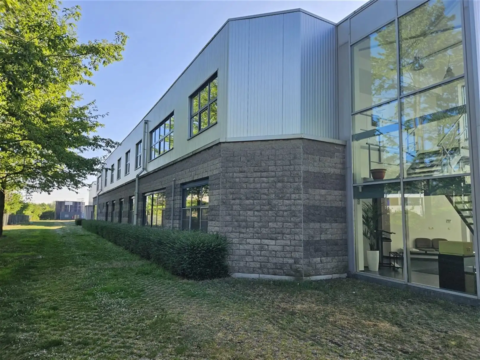 Magazijn met laad- en loskades en kantoren nabij R4 foto 4