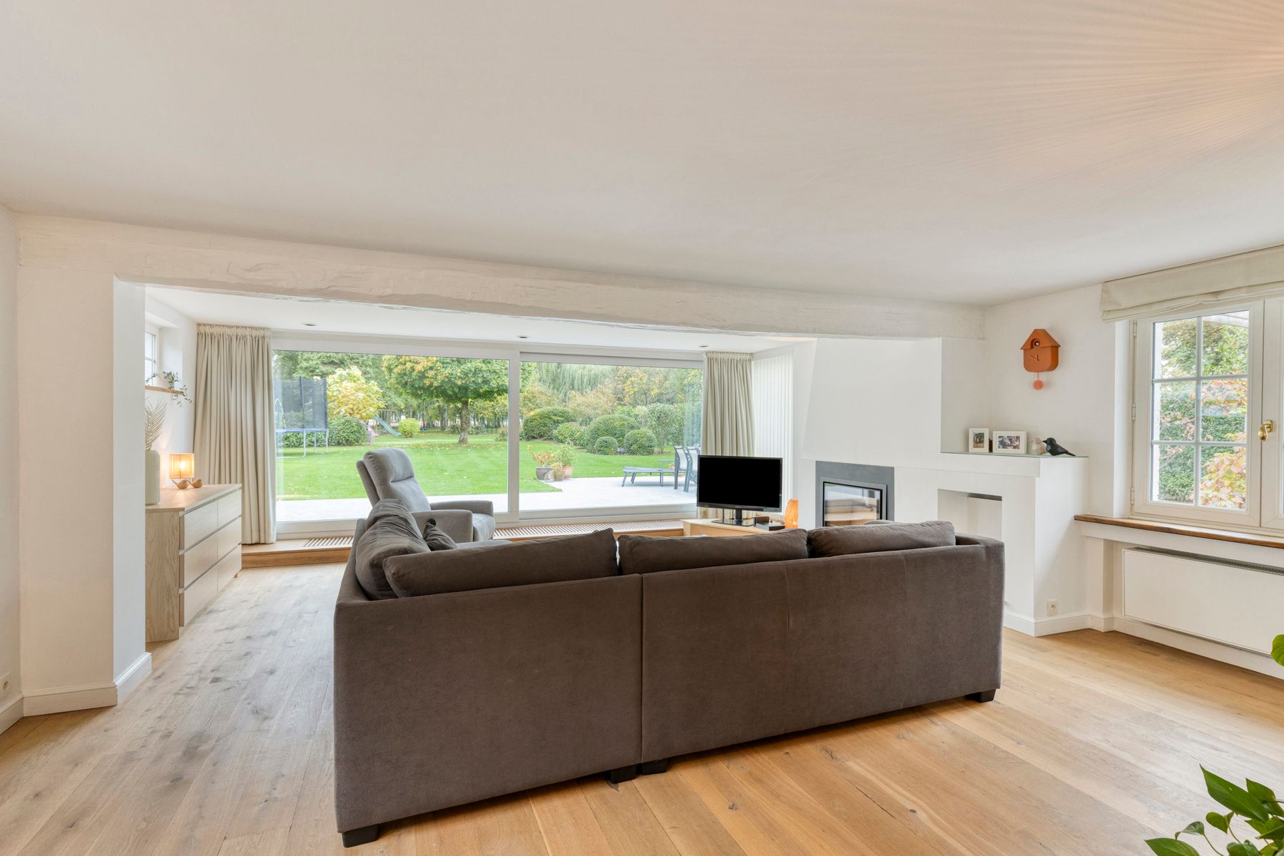 Gerenoveerde hoeve met bijgebouwen en 8 stallen. foto 12