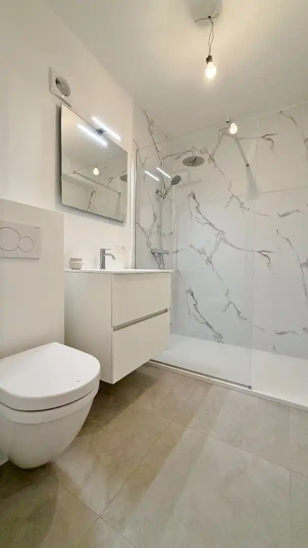 Stijlvol gerenoveerd appartement op toplocatie in het centrum van Ieper. foto 11