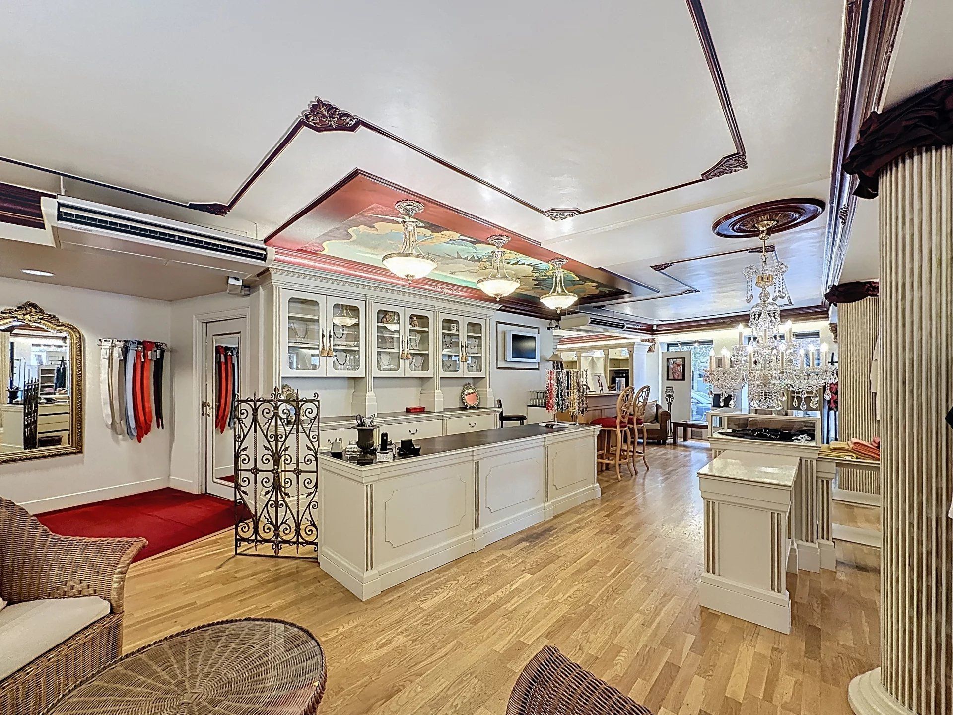 Ruim handelspand met kantoor en keuken op toplocatie. foto 2