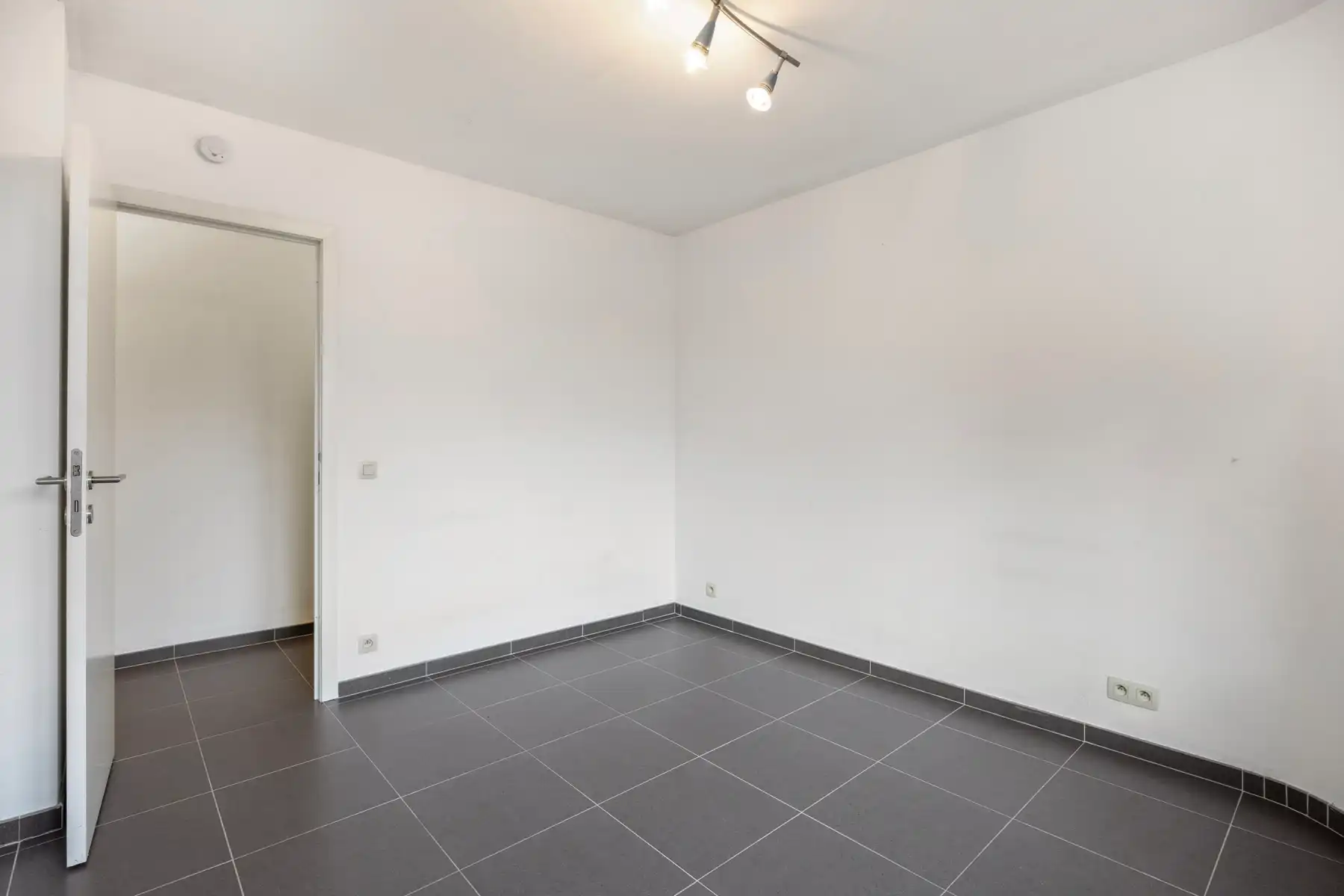 Instapklaar appartement met 2 kamers, staanplaats en terras foto 12