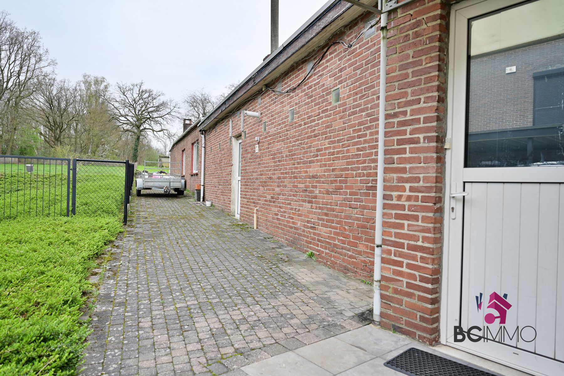 Ruime gezinswoning met een grote tuin foto 16