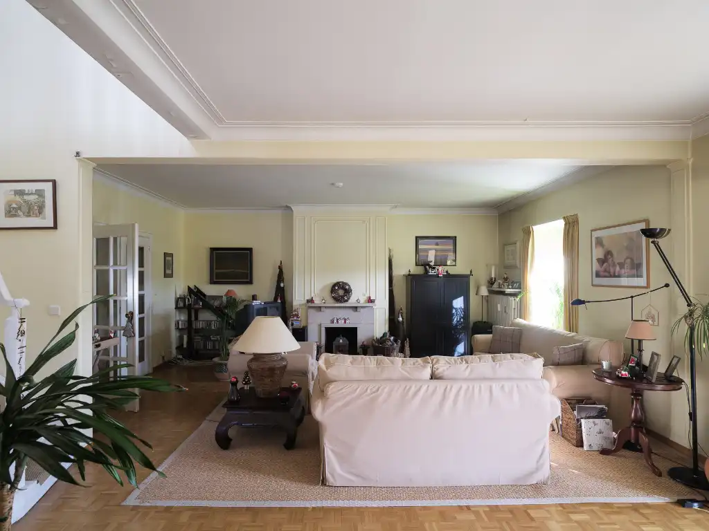 Ruim en stijlvol duplexappartement (bew. opp. ±154 m²) met 3 slaapkamers, gelegen in de standingvolle residentie ‘Versailles’, op slechts 10 minuten van het centrum van Gent. foto 5