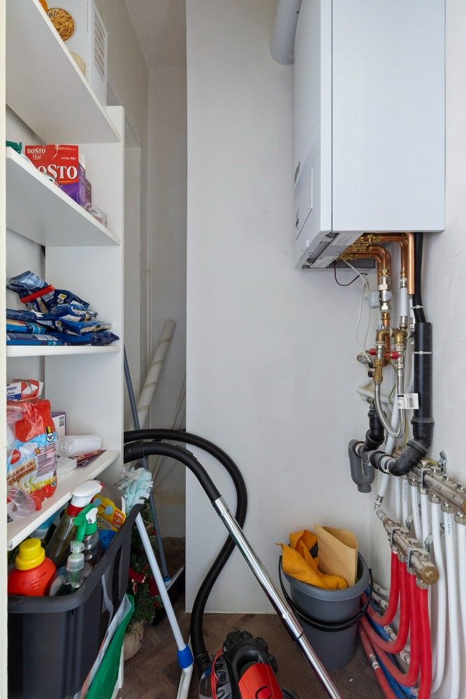 Goed onderhouden, ruim twee slaapkamer appartement met terras foto 10