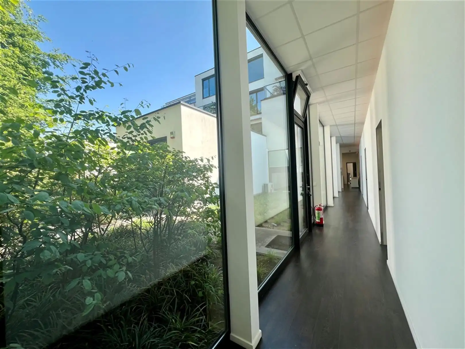 Modern gelijkvloerskantoor-/praktijkruimte te huur langs de Coupure foto 6