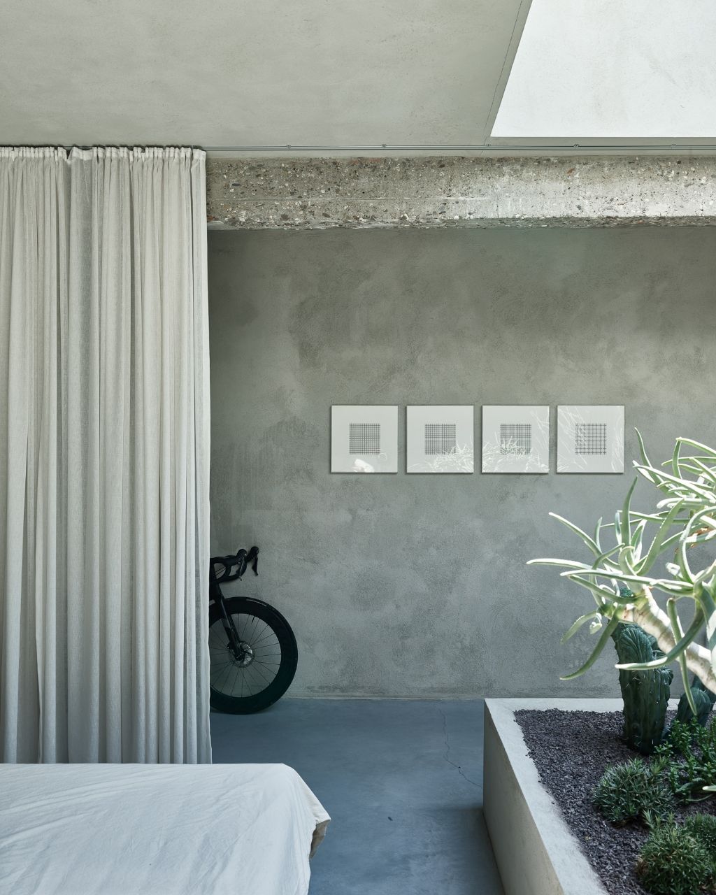 Uniqum - Architectuur tot op haar essentie. Een bijzonder doordacht brutalistisch appartement met tuin op een gegeerde locatie nabij het Sint-Pietersstation. foto 5