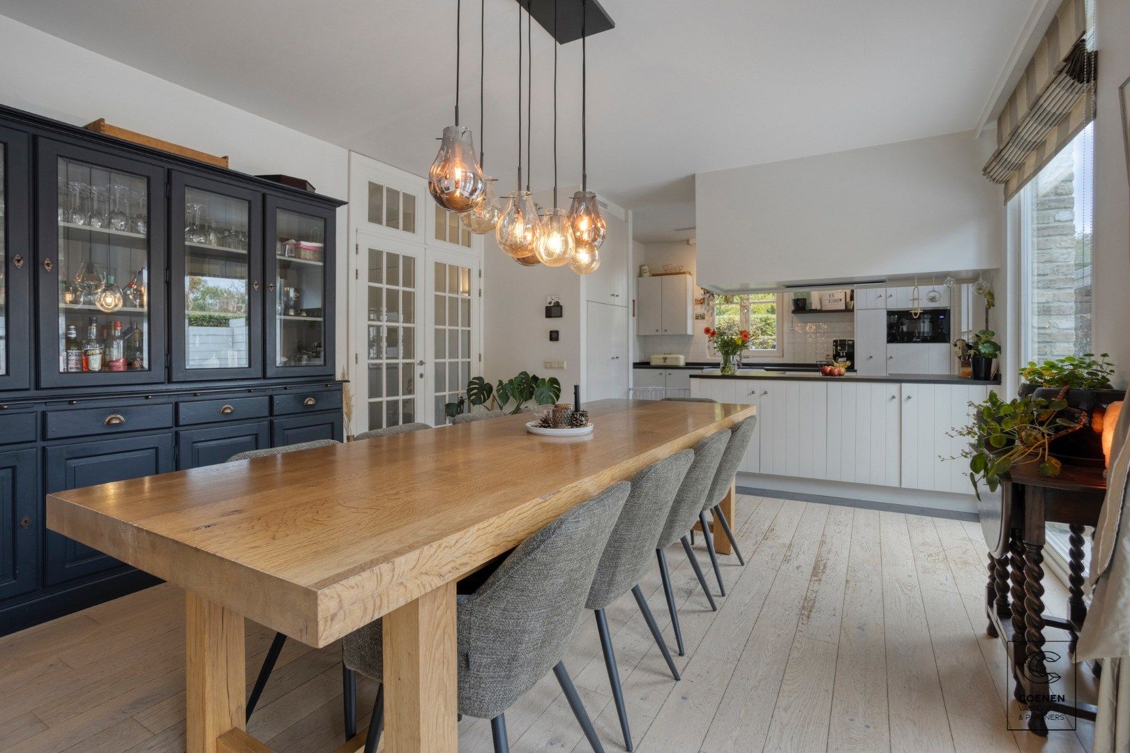 Prachtige woning met een bew. opp. van 302 m², 6 slpk, 3 bk en prachtige tuin met zwembad  foto 7