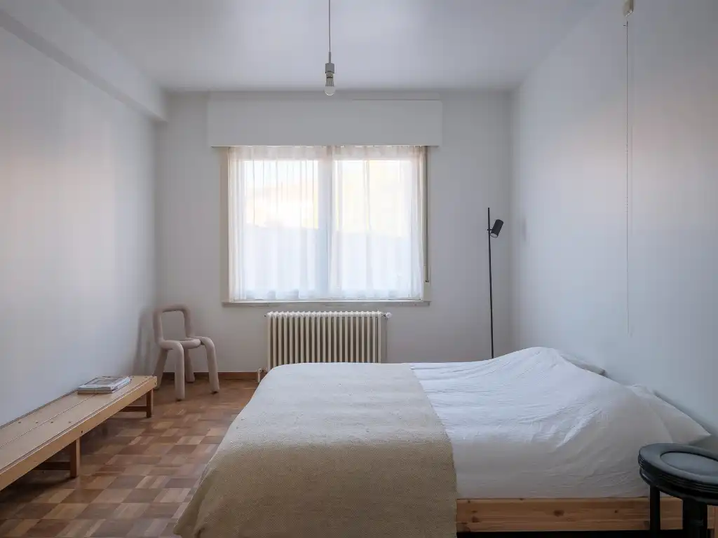 Een stijlvol appartement in de&nbsp;Sportstraat, met een warm mid-century karakter en hedendaags wooncomfort. foto 6