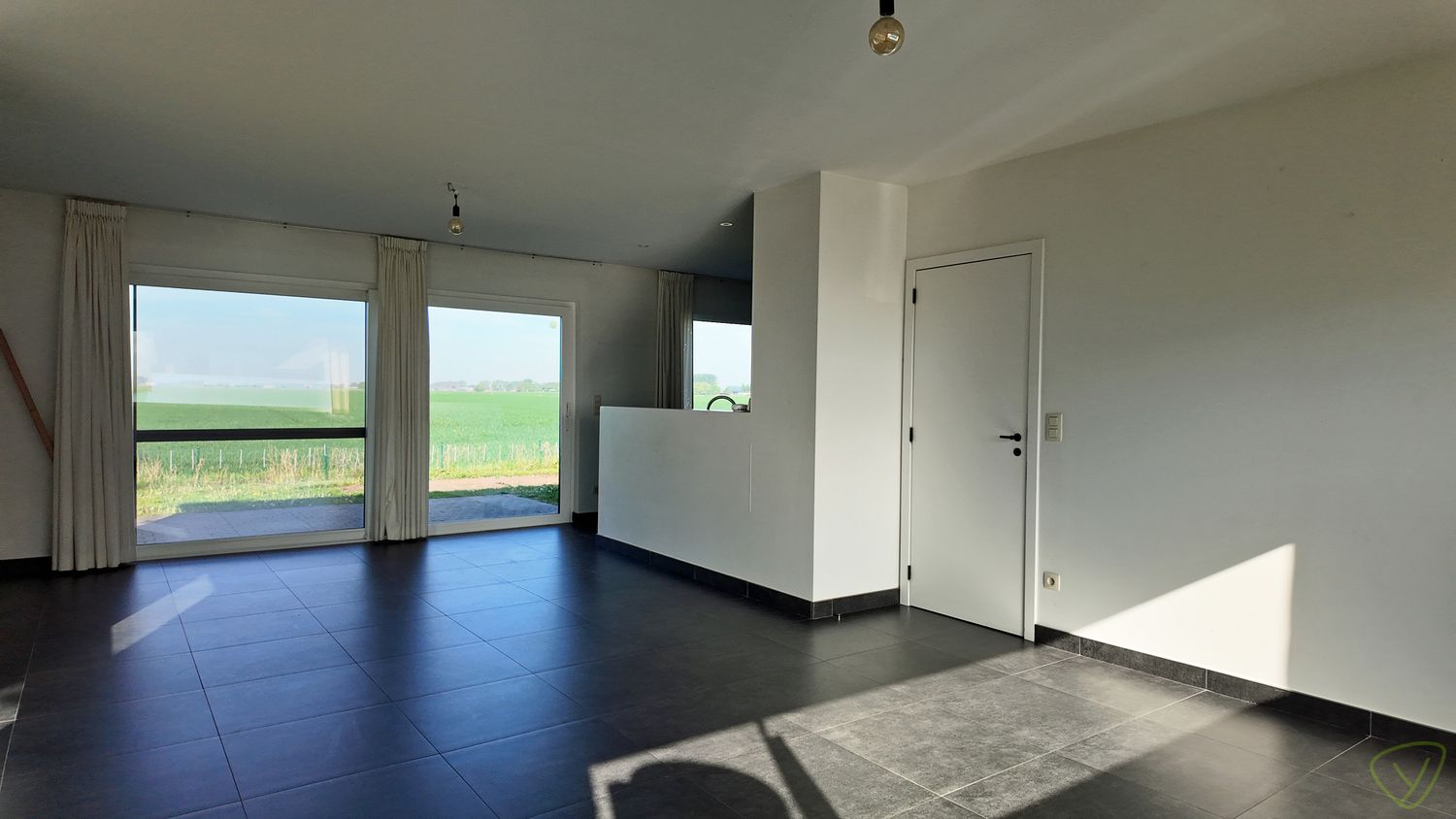 Gerenoveerde open bebouwing met 3 slaapkamers, zuidgerichte tuin en dubbele staanplaats! foto 3