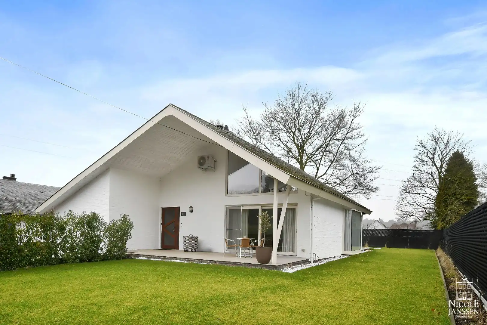 Hoofdfoto van de publicatie: Charmante vrijstaande gezinswoning met grote garage en mooie tuin  