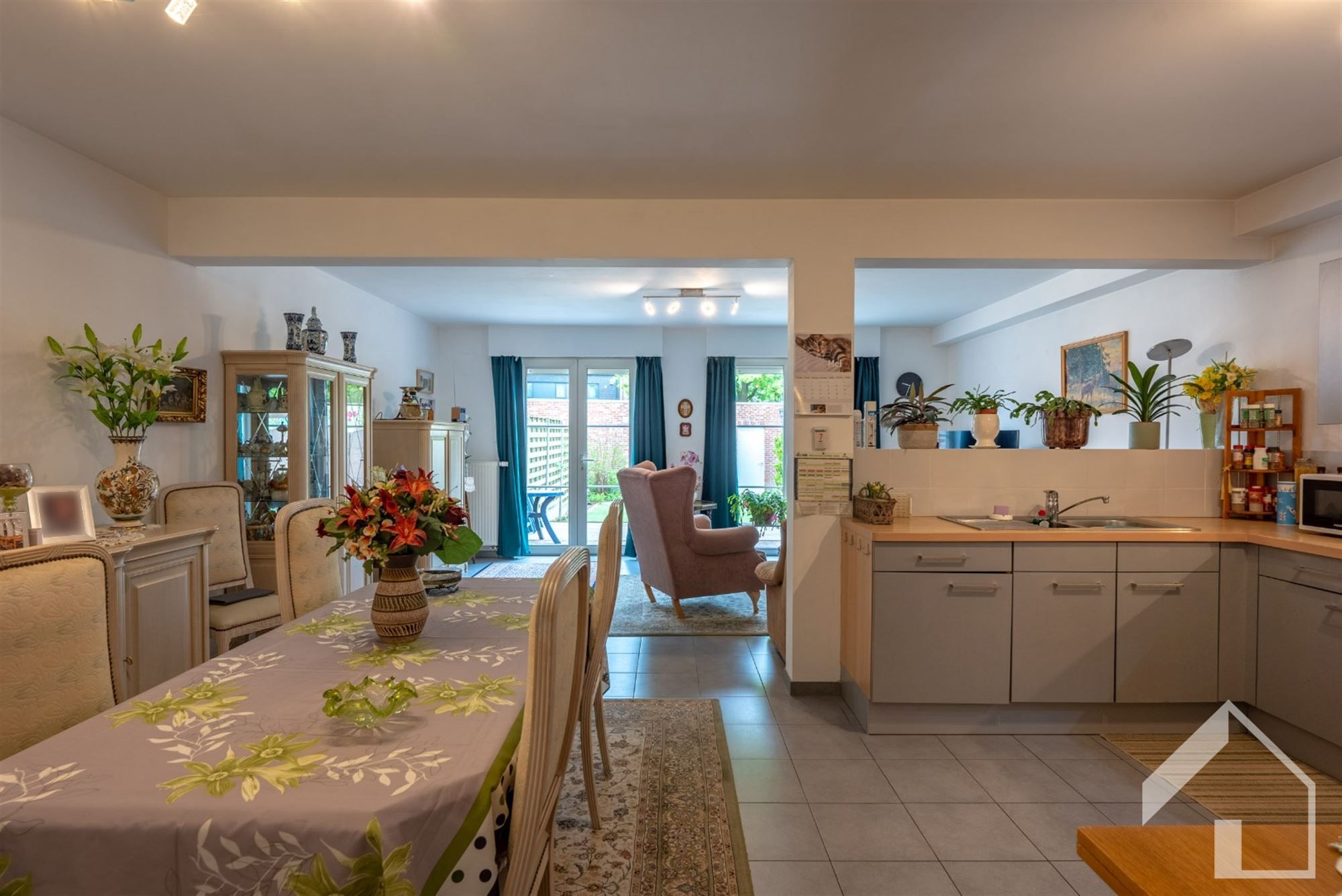 MOOI GELIJKVLOERSAPPARTEMENT MET GARAGE foto 2