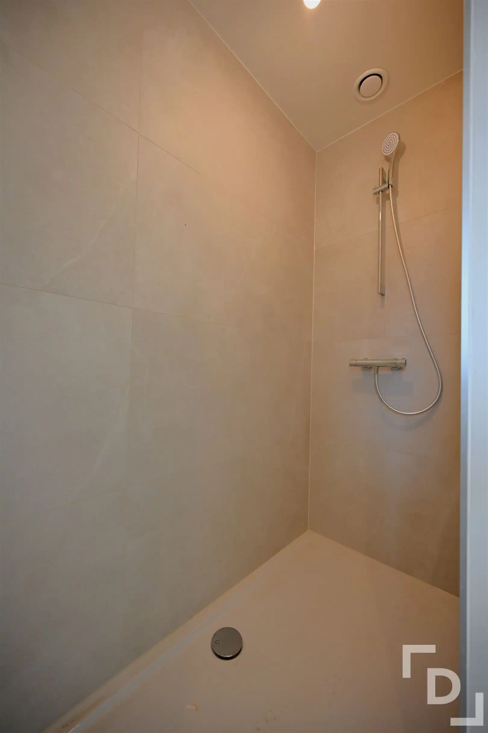 Afgewerkte nieuwbouwwoning te huur in hartje Proven. foto 8