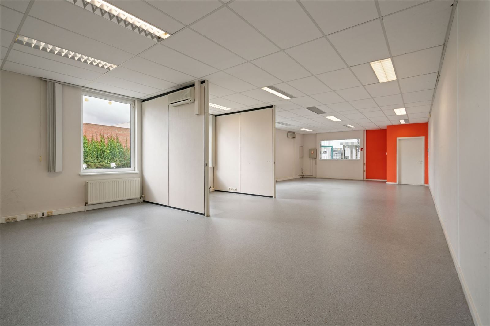 Ruime en goed gelegen kantoorruimte met onthaal en 4 parkings foto 6
