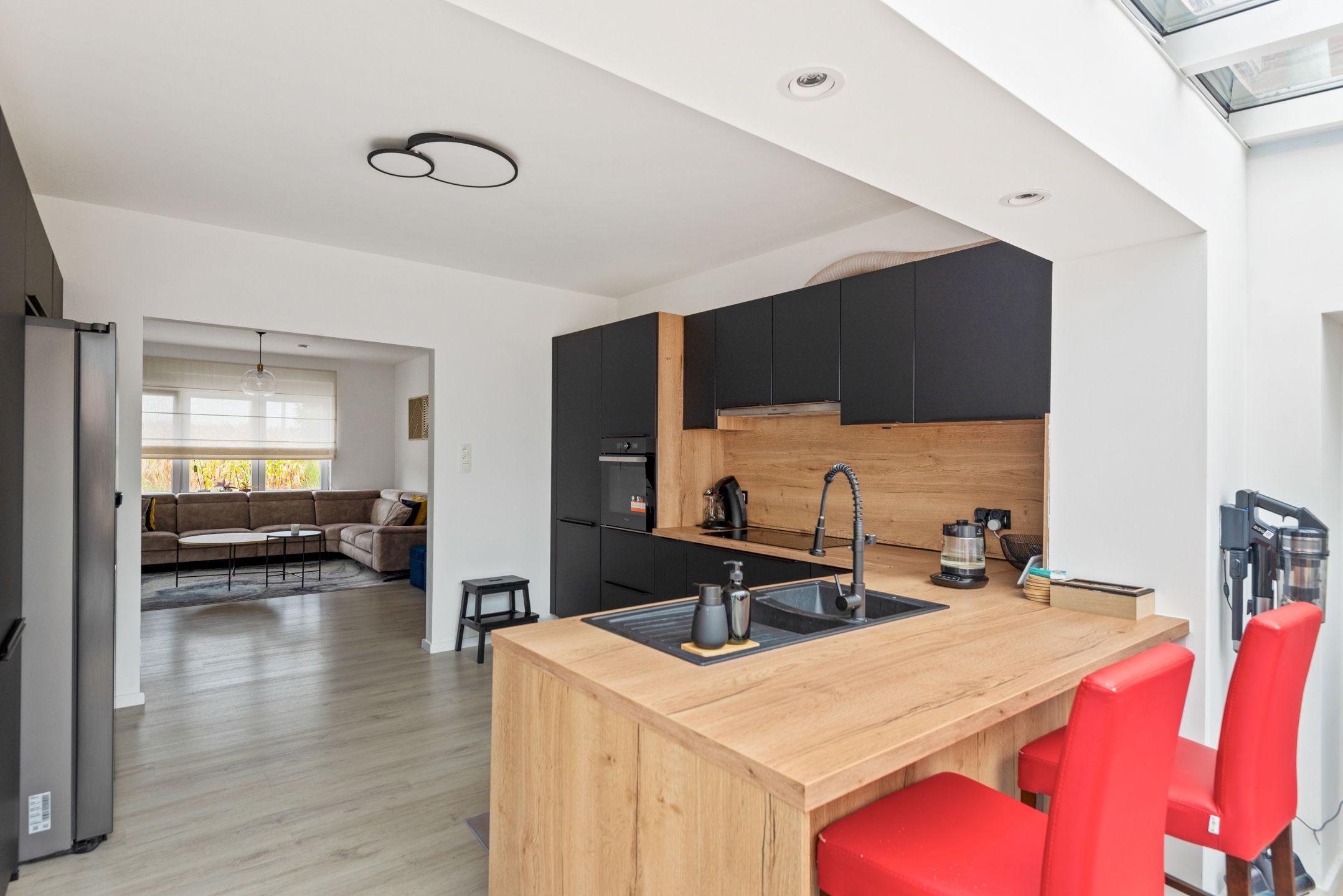 Instapkl. Half-open woning met 3 slpk, polyv. zolder, gar., oprit en tuin foto 17