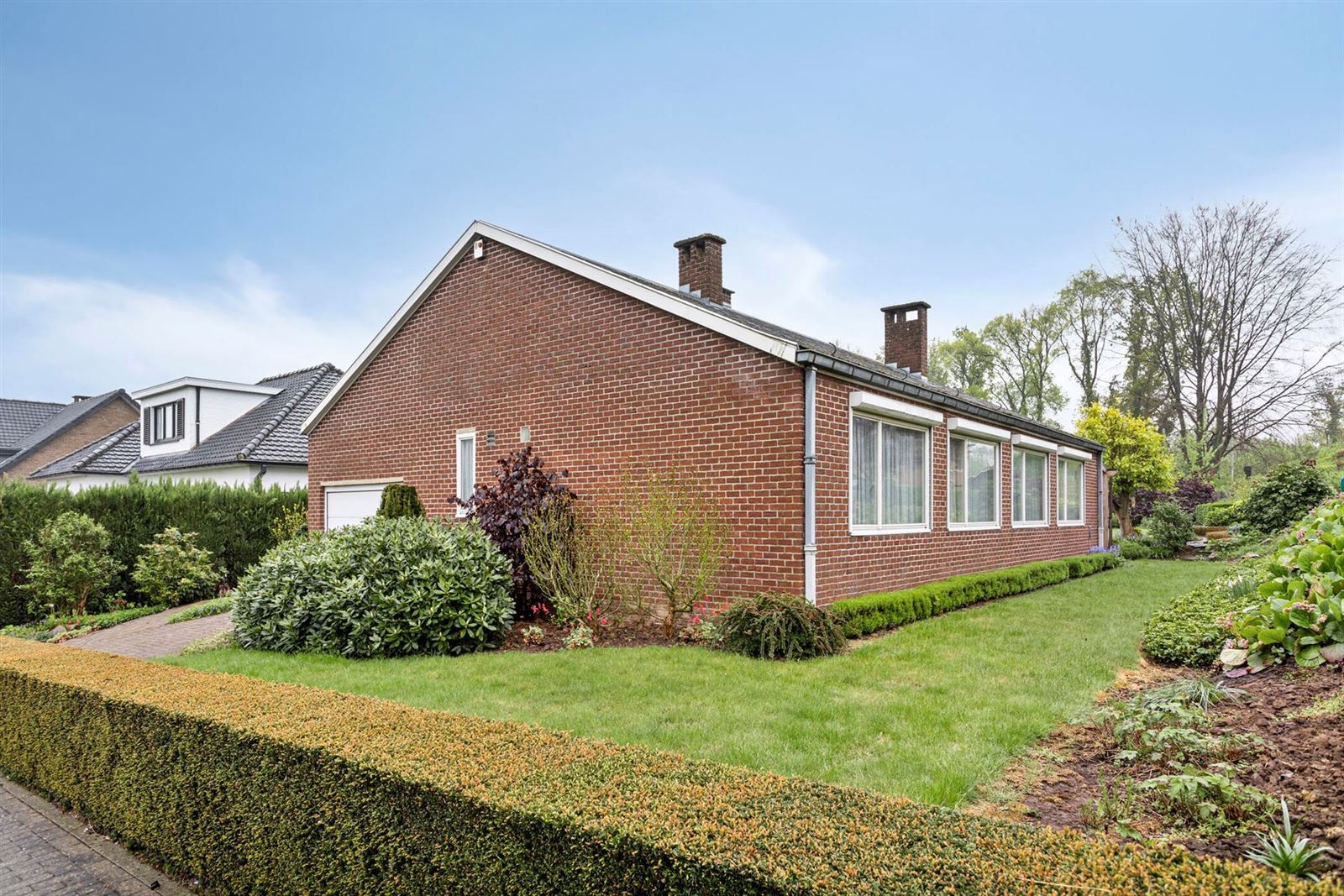 Hoofdfoto van de publicatie: Bungalow met 4 ruime slaapkamers en mooie tuin 