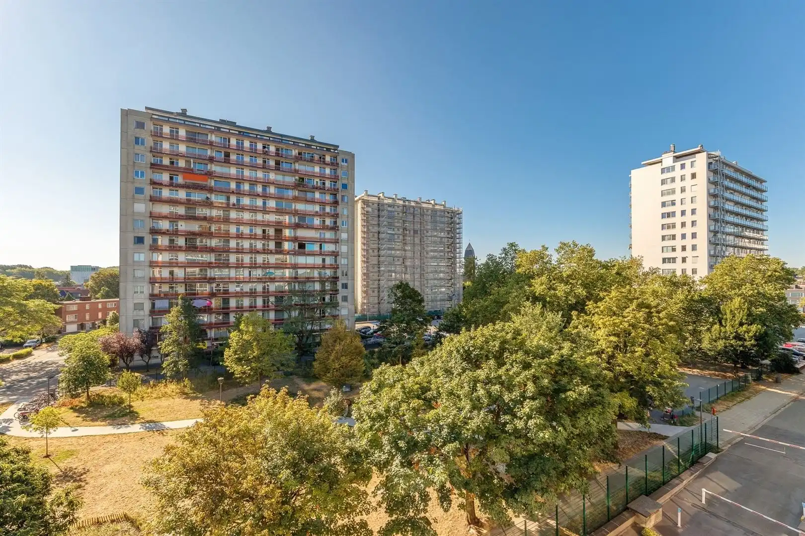 Lichtrijk appartement met panoramisch uitzicht, groot terras en parking foto 16