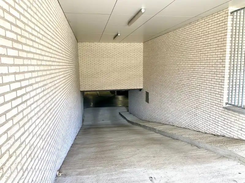 Ruime ondergrondse parking foto 3