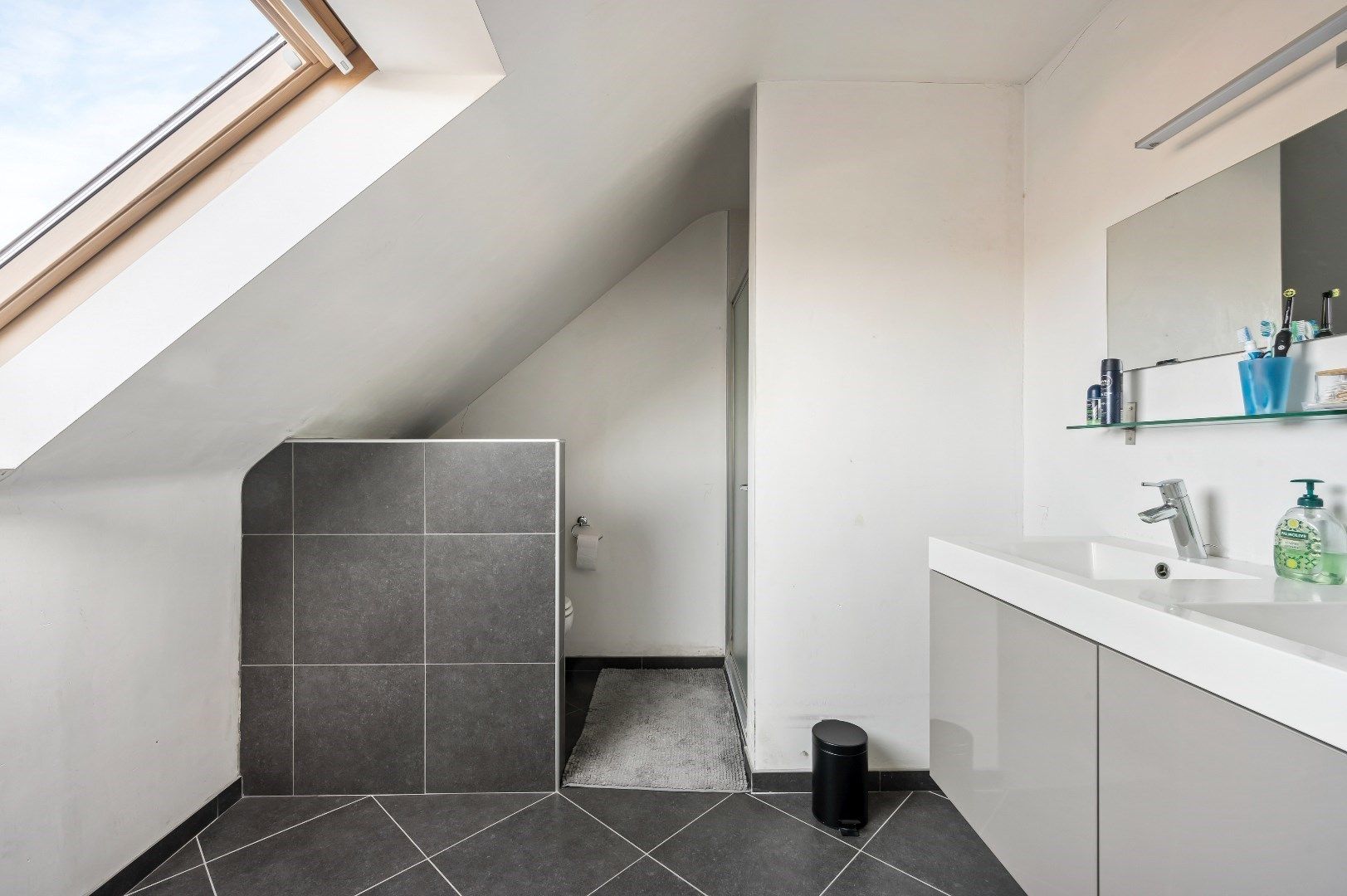 Centraal gelegen woning met 3 slaapkamers, garage en tuin. foto 11