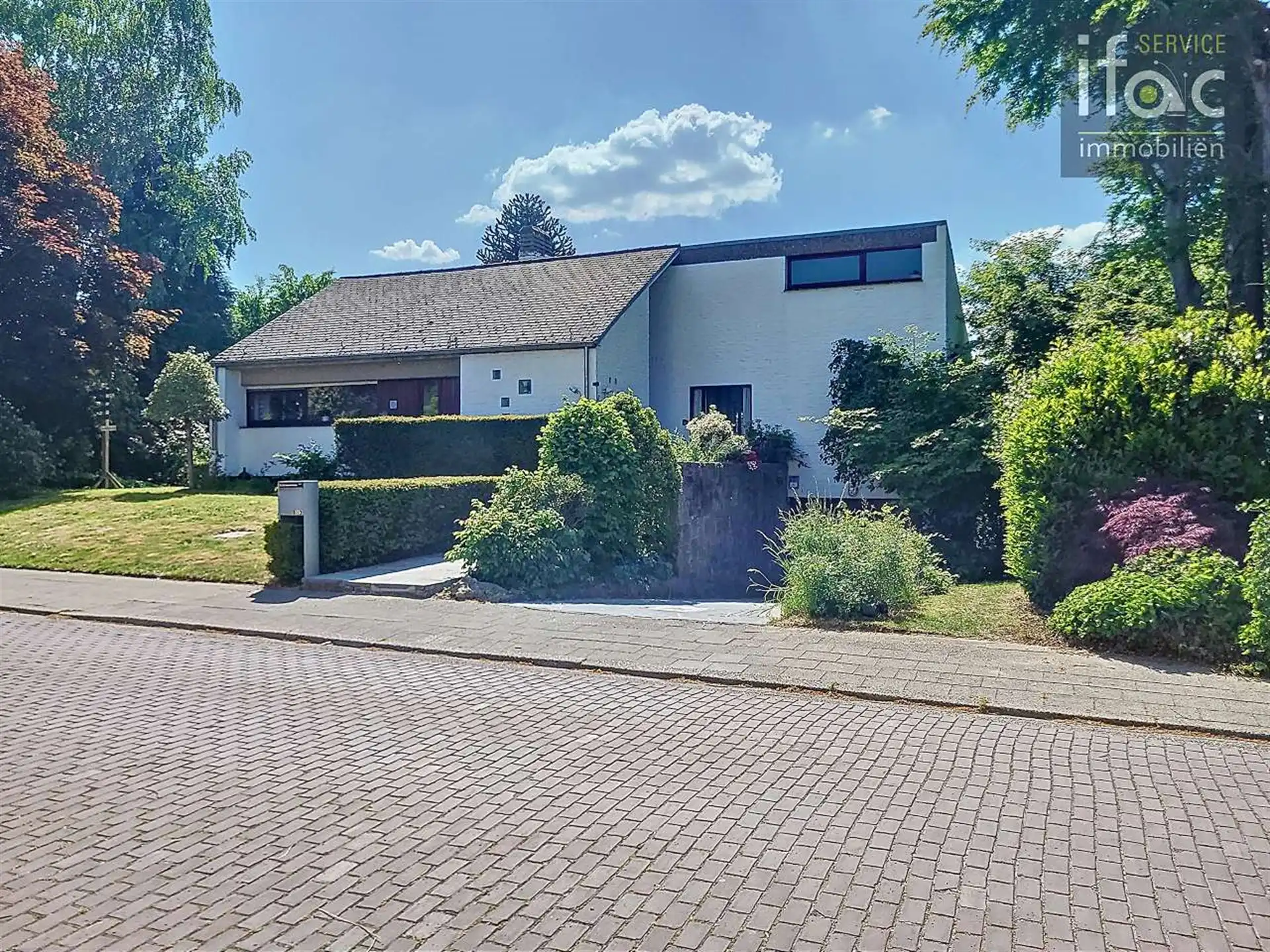 Hoofdfoto van de publicatie: Zonovergoten te renoveren villa nabij Zoniënwoud