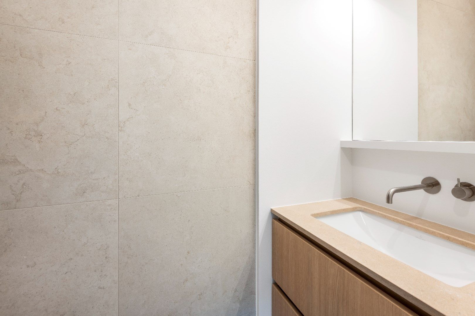 Prachtig gerenoveerd hoekappartement met zuidelijke oriëntatie, te midden van een groene omgeving aan het yzerpark. Parking te koop foto 16
