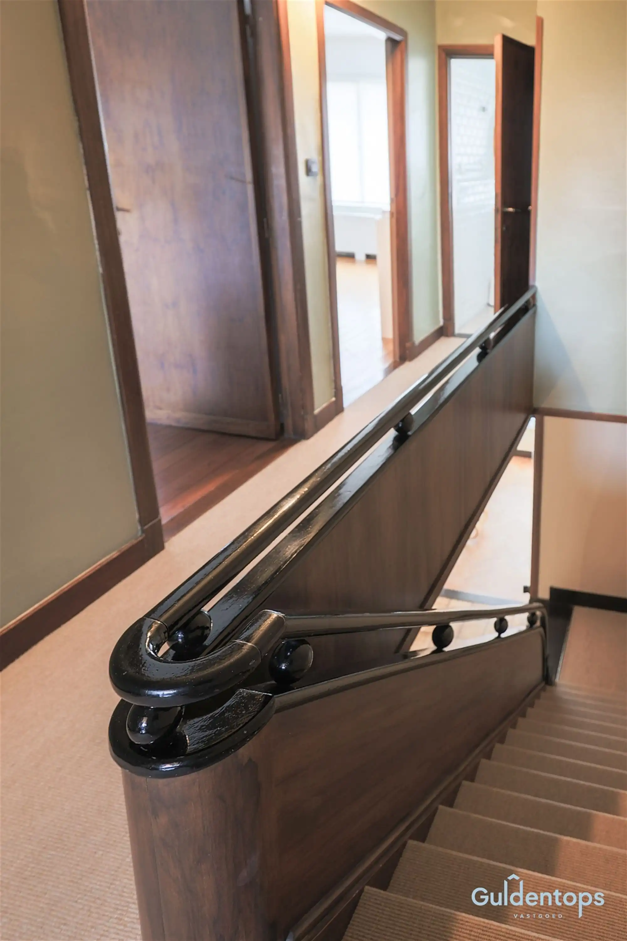 Knappe goed gelegen architectenwoning met mooie tuin foto 16