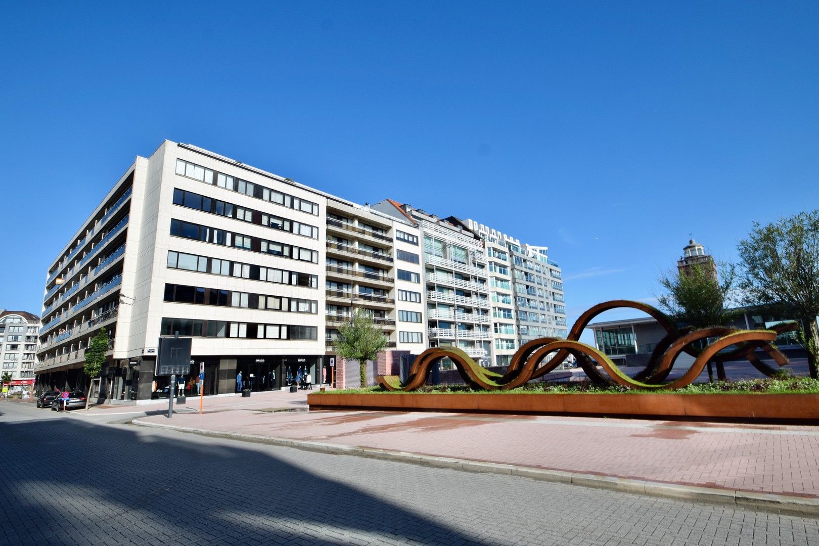 Volledig gerenoveerd appartement met zuidgericht terras heel centraal gelegen op de Kustlaan. foto 4