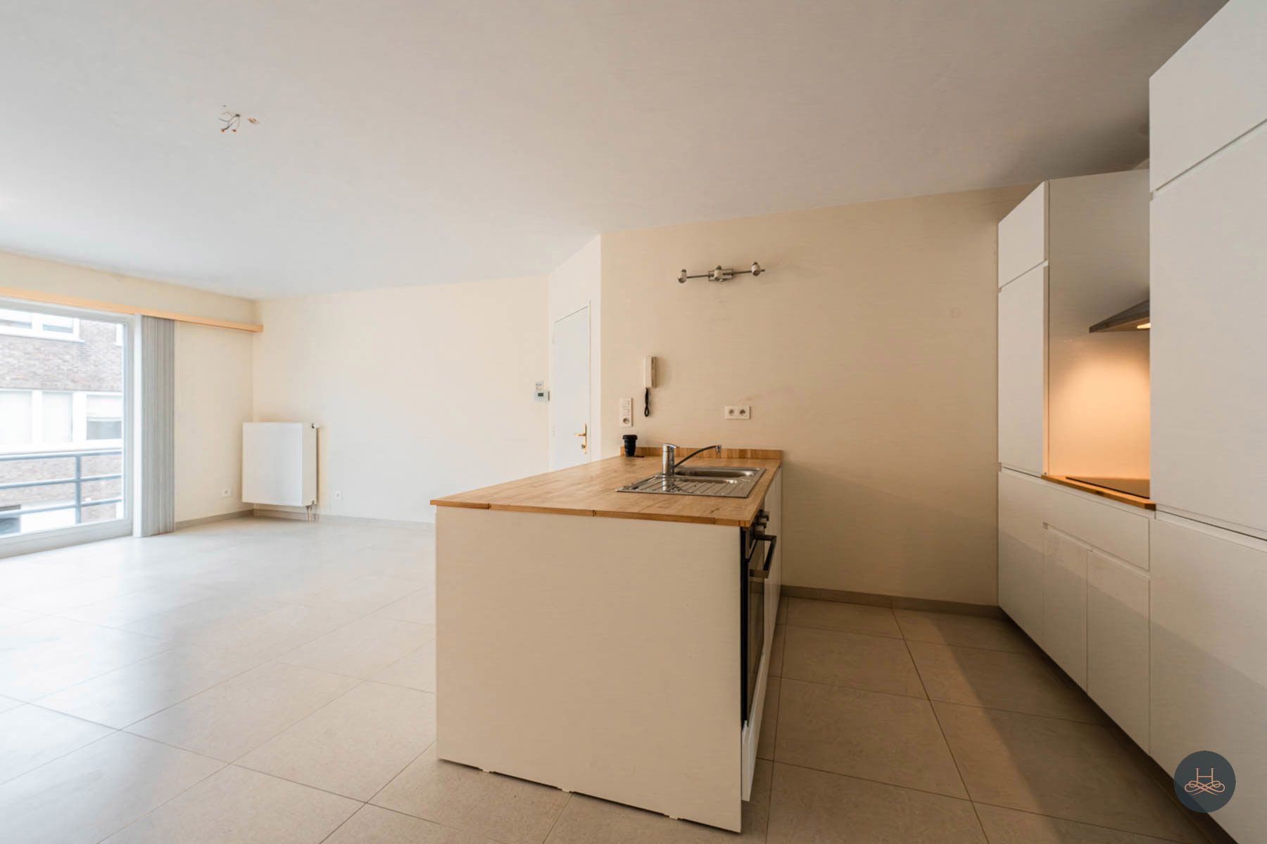 Vernieuwd 2 slaapkamer appartement met topligging foto 8