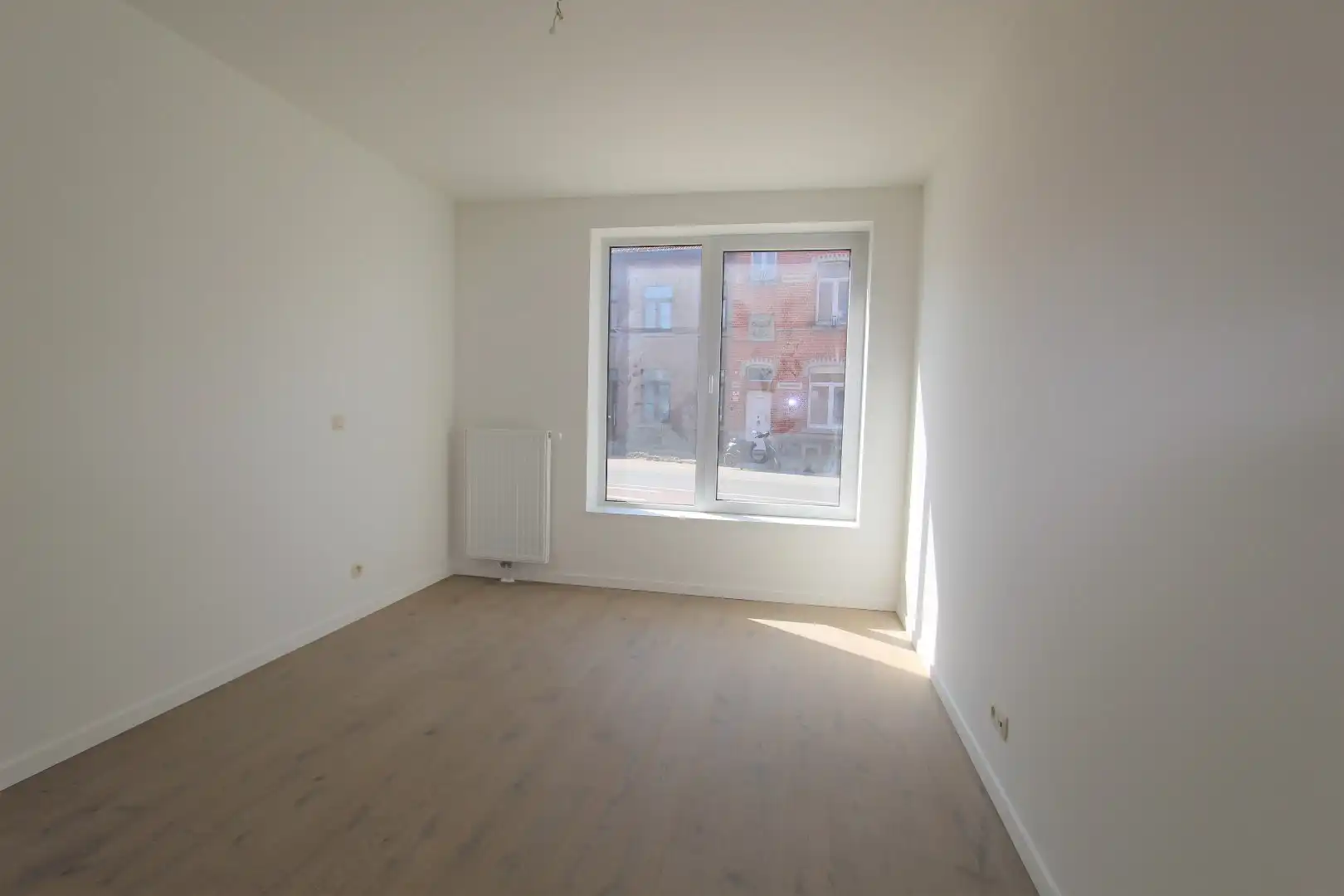 RECENT GELIJKVLOERS APPARTEMENT MET GROOT TERRAS EN AUTOSTAANPLAATS foto 8
