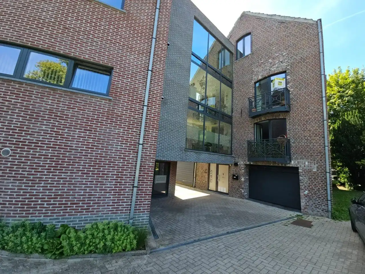 Lichtrijk appartement met balkon in gebouw met lift foto {{pictureIndex}}