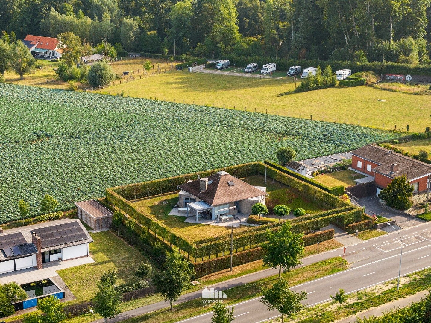 Goed onderhouden villa met grote tuin en twee garages op centrale ligging.   foto 32