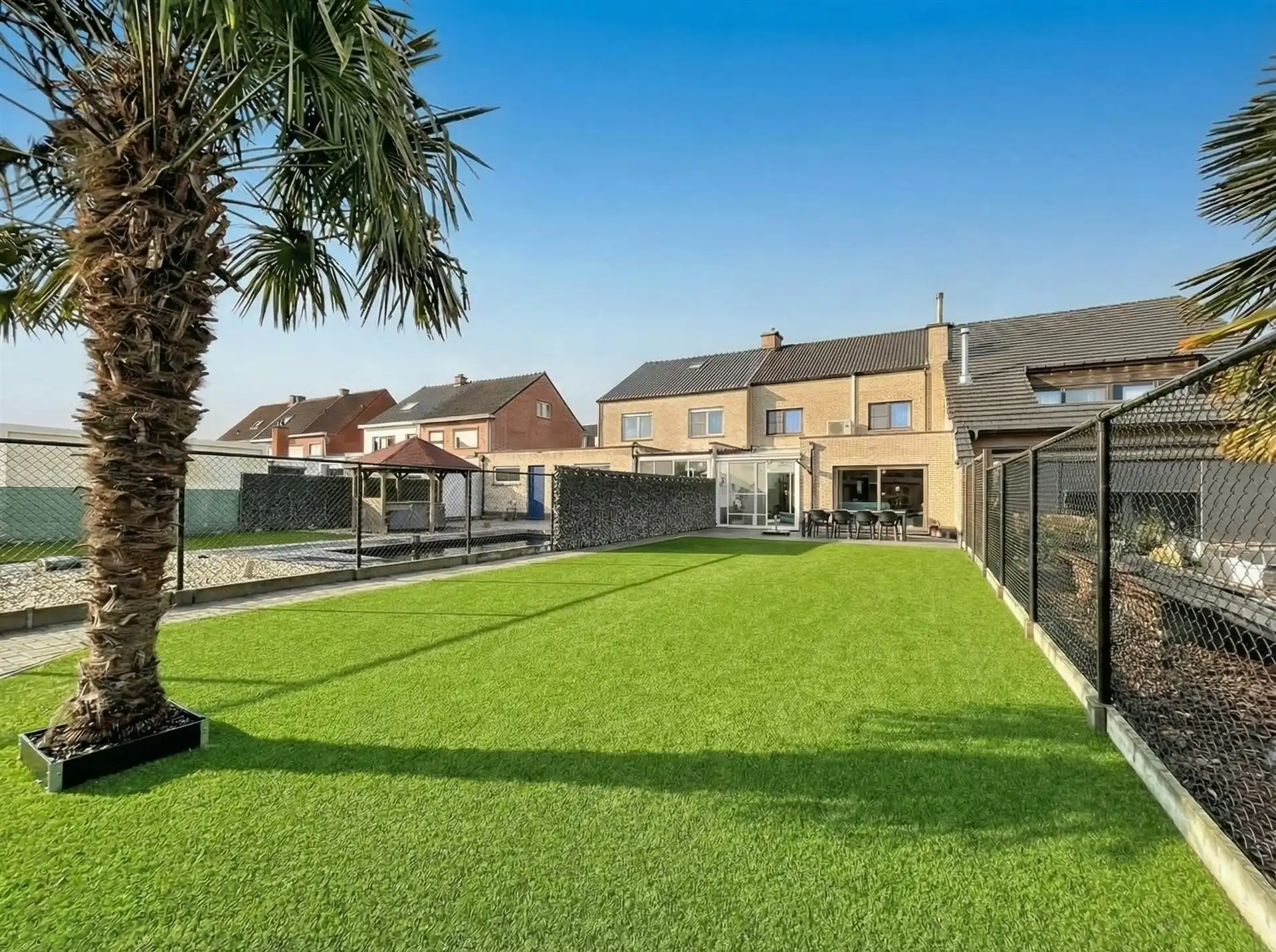 Instapklare gezinswoning met 3 slaapkamers en gezellige tuin! foto 2