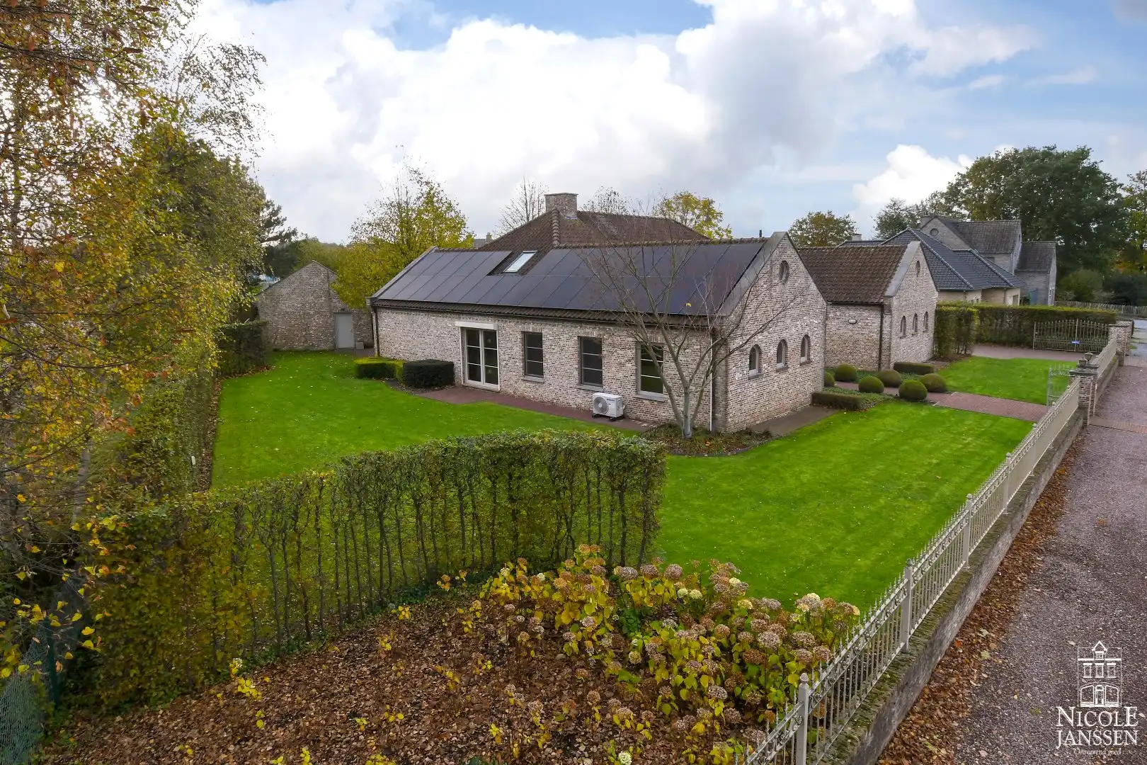 Instapklaar landhuis met tuin en interessant bijgebouw foto 37