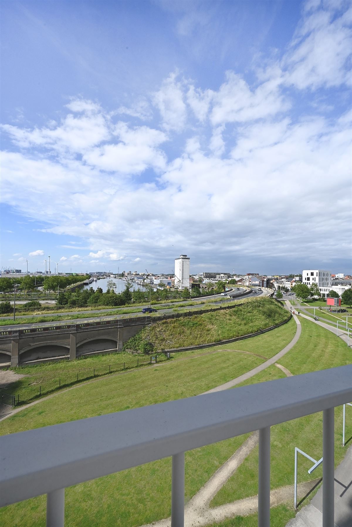 Lichtrijk hoekappartement met zicht op park Spoor Noord foto 14