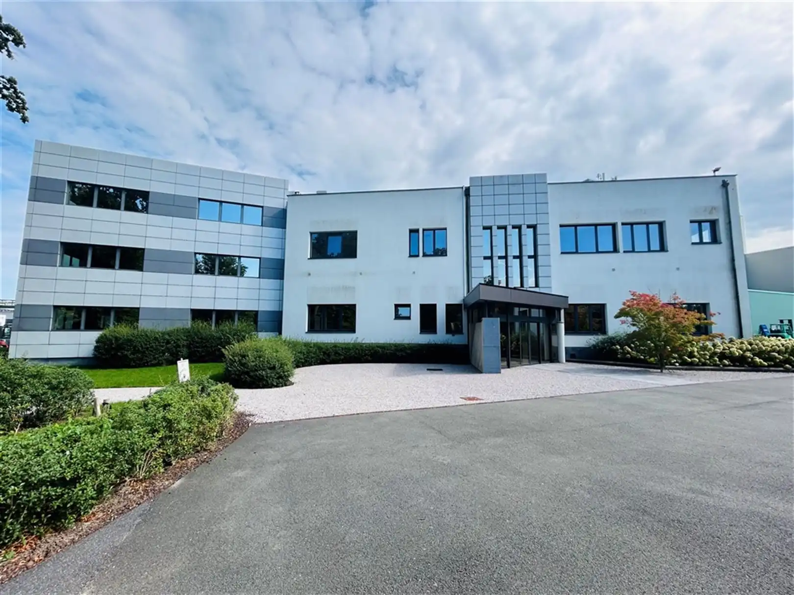 Kantoorgebouw van 1056  m² te huur in Zwijnaarde foto 2